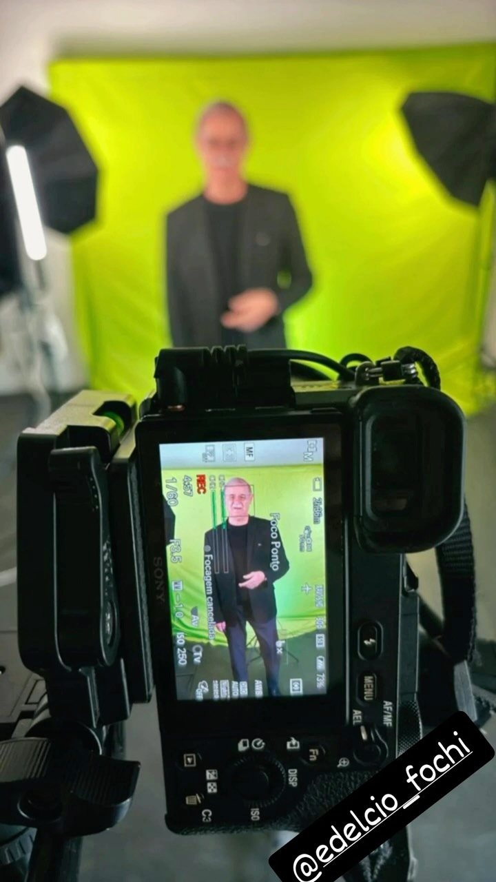 Gravação com fundo verde para recorte, apresentador de pé e a cena no monitor da câmera