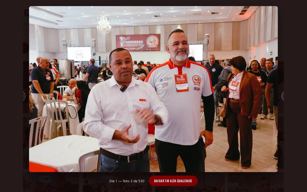 Foto do Dia 1 aberta em tela cheia: dois congressistas conversando no salão do evento, com a legenda Dia 1 — foto 3 de 530 e o botão Baixar em alta qualidade