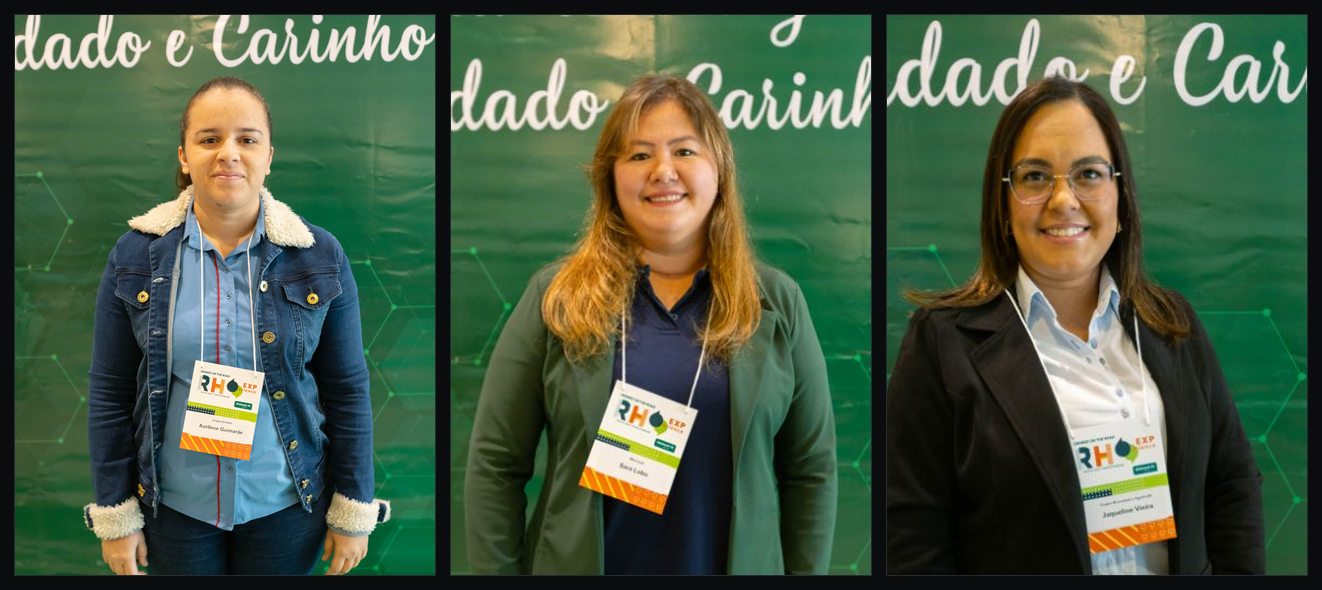 Três participantes retratados diante do painel do evento, com a credencial no peito