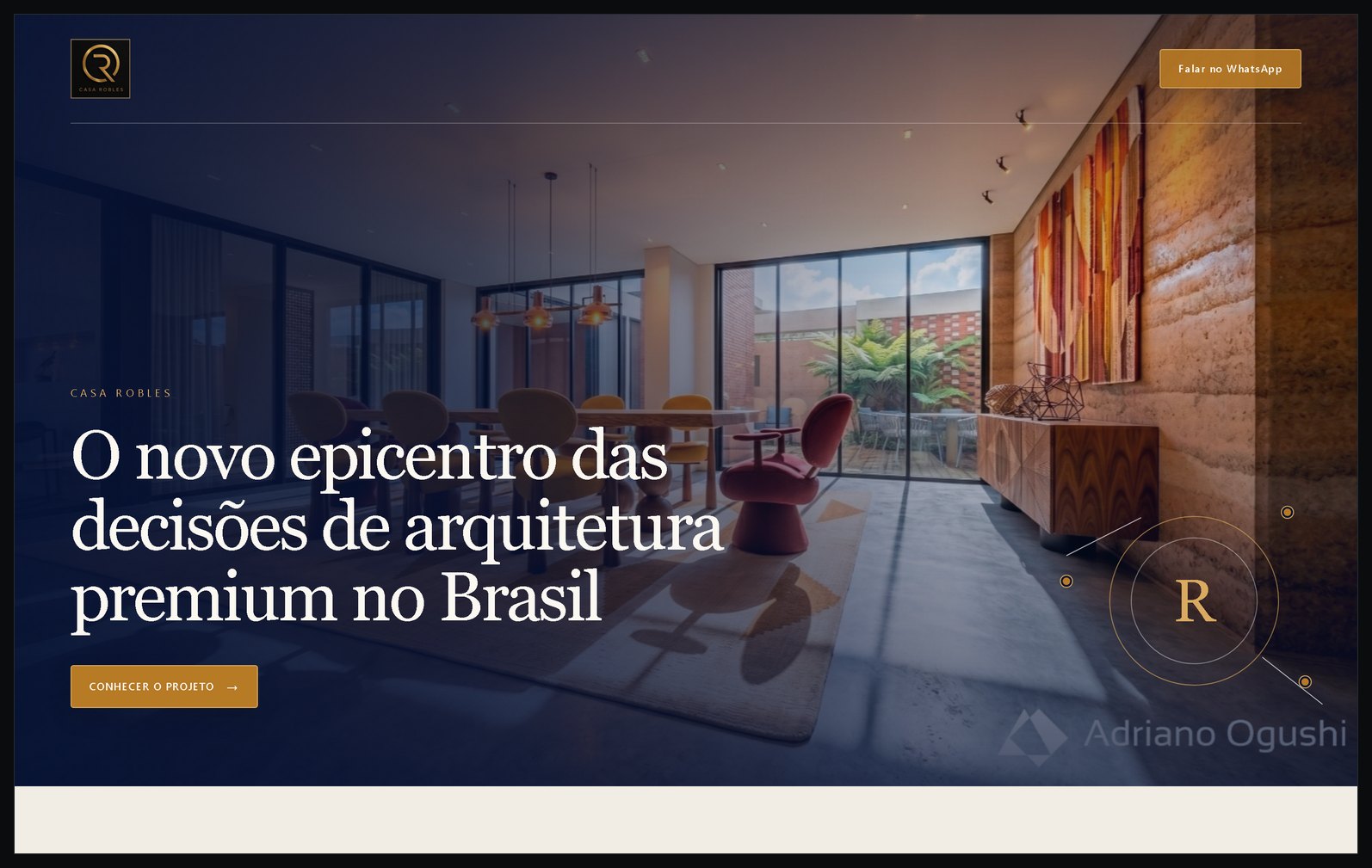 Abertura do site em tela cheia: fotografia de um ambiente interno ocupando a janela inteira, com a chamada de posicionamento sobre a imagem e um botão de contato no canto